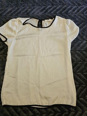 🤍🖤 XXI Essentials White Blouse – Women’s Medium. 🖤🤍